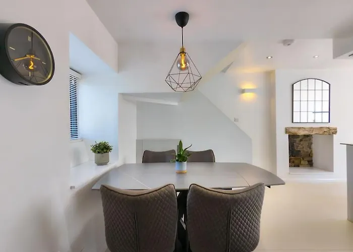 Luxury 18th Century Stone Built Bentham