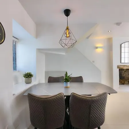 Luxury 18th Century Stone Built Bentham